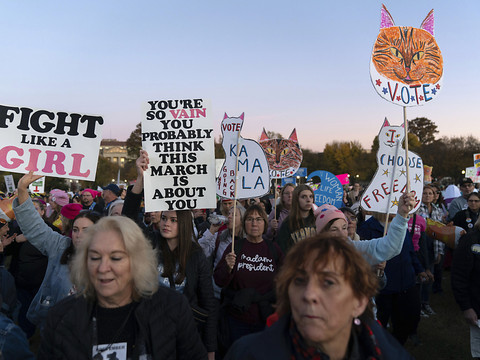 Des milliers de femmes marchent pour leurs droits à Washington