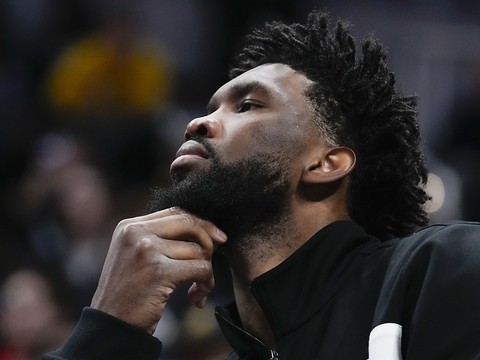 Embiid sous enquête pour une altercation avec un journaliste