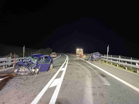 Deux morts et cinq blessés dans une collision frontale à Andeer GR