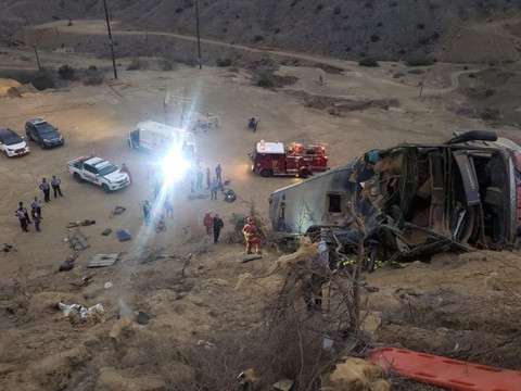 Un bébé survit à un accident de la route qui fait au moins 10 morts