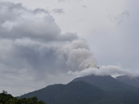 Une éruption volcanique dans l'est de l'Indonésie fait dix morts