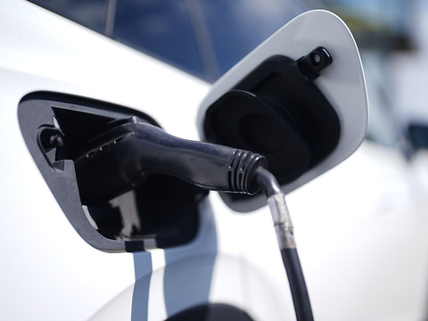 Record de voitures électriques et hybrides sur les routes suisses