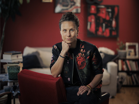 Phanee de Pool sort un livre en forme de libération