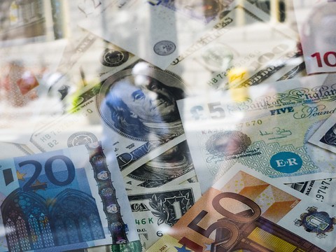 Devises: la probable victoire de Donald Trump dope le dollar