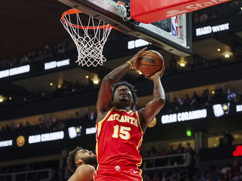 Belle réaction de Capela et des Hawks