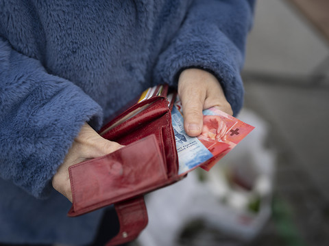 Les salaires devraient augmenter en 2025 (étude UBS)
