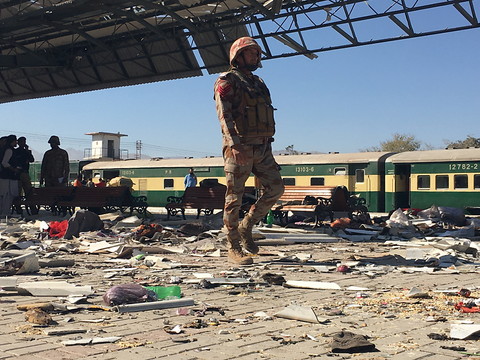 Des séparatistes tuent 26 personnes dans une gare au Pakistan