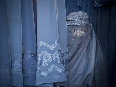 Les talibans assurent que les Afghanes peuvent parler entre elles