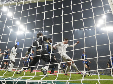 Naples contrarie l'Inter et reste leader