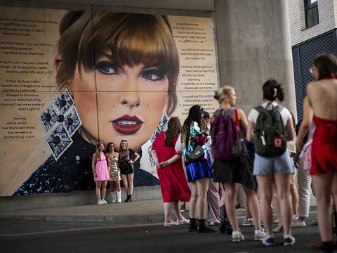 Taylor Swift rafle quatre prix aux MTV Europe Music Awards