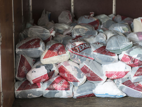 Recycler les vêtements avec un système comme pour le PET