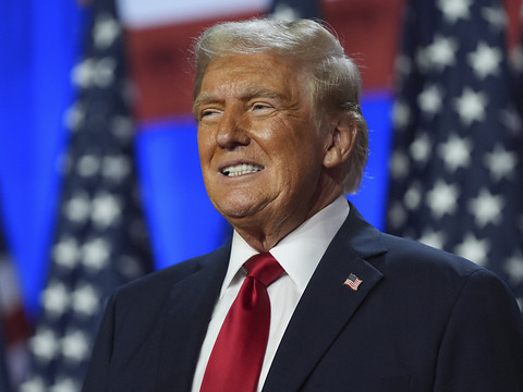 Donald Trump, triomphant, reçu à la Maison Blanche par Joe Biden