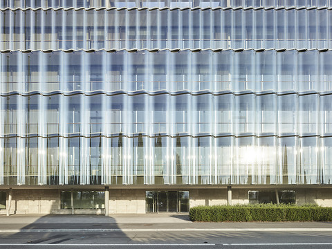 Plombé par des réserves, Swiss Re en recul sur neuf mois