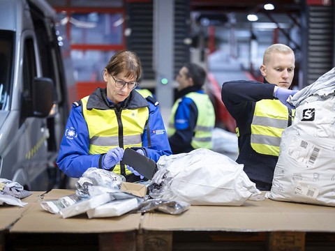 Médicaments, armes et contrefaçons dans le commerce en ligne
