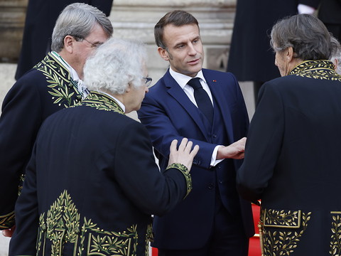 Le nouveau Dictionnaire de l'Académie française remis à Macron