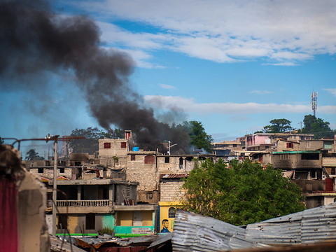 Panique à Port-au-Prince: des habitants fuient les violences