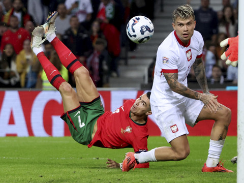 Cristiano Ronaldo frappe deux fois et le Portugal se qualifie