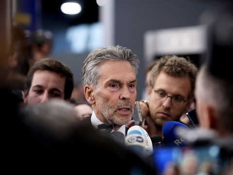 La coalition au pouvoir aux Pays-Bas survit à une démission
