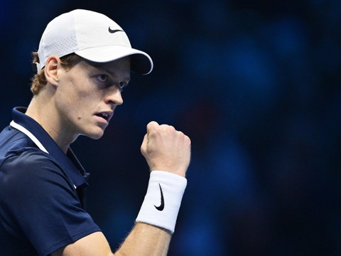 Jannik Sinner continue son sans faute à Turin