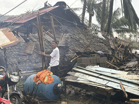 Le super typhon Man-yi balaie les Philippines