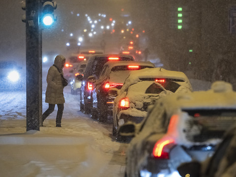 Les premières neiges provoquent des perturbations en Suisse