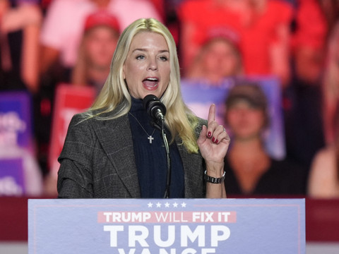 Trump annonce nommer Pam Bondi comme ministre de la Justice