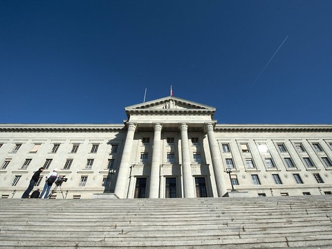 Indemnisation pour un mari après non-assistance à sa femme syrienne
