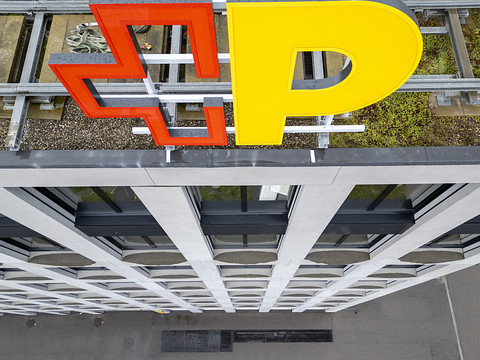 PostCom doit enquêter sur l'activité économique privée de la Poste