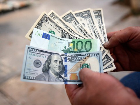L'euro au plus bas depuis deux ans face au dollar
