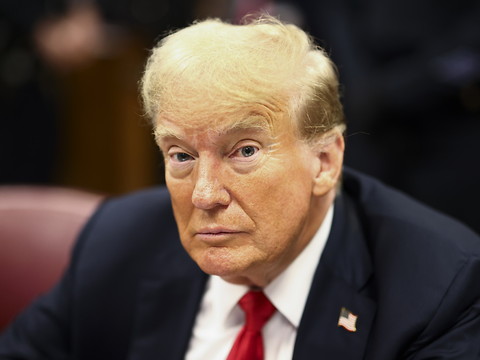 Le prononcé de la peine contre Trump suspendu