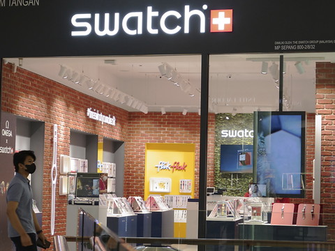 La Malaisie doit restituer des montres Swatch arc-en-ciel