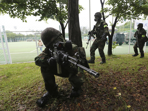 Un homme prend 20 kg pour éviter des entraînements militaires