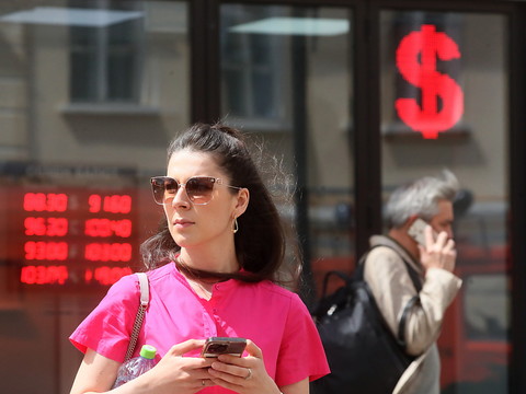 Russie: le rouble poursuit sa chute
