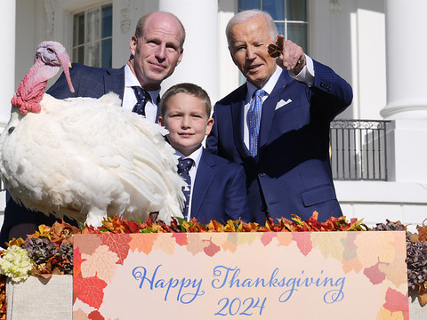 L'Amérique fête Thanksgiving en tentant d'oublier ses divisions