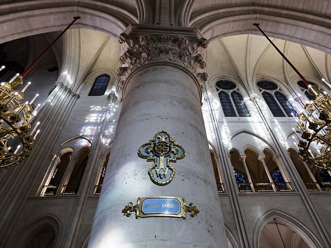 Le monde redécouvre Notre-Dame, Macron prédit 