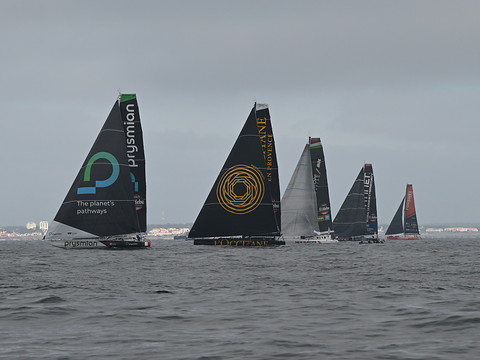 Charlie Dalin passe le cap de Bonne-Espérance en tête