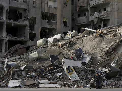 Israël dit avoir attaqué le Hezbollah - humanitaires tués à Gaza