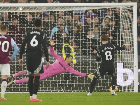 Arsenal marque cinq buts en une mi-temps