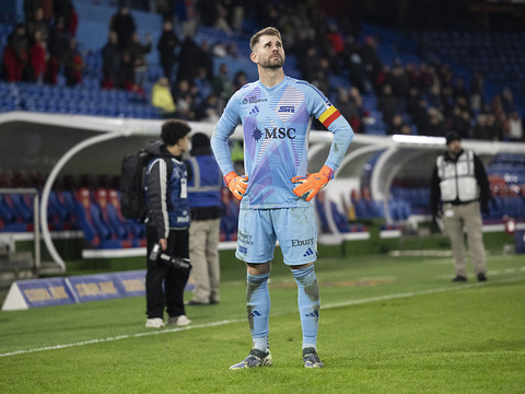 Les Grenat dos au mur