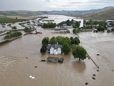 Deux morts sur l'île de Lemnos, inondations à Rhodes