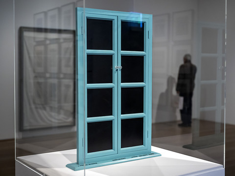 Le Musée Tinguely honore la mise en scène artistique de vitrines