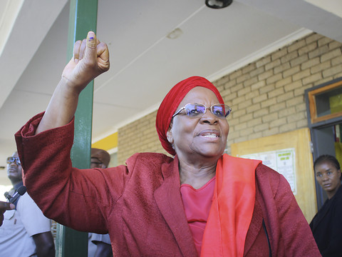 La Namibie élit sa première femme présidente, continuité politique