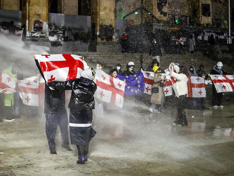 Géorgie: canon à eau et gaz lacrymogène au 6e soir de manifestation