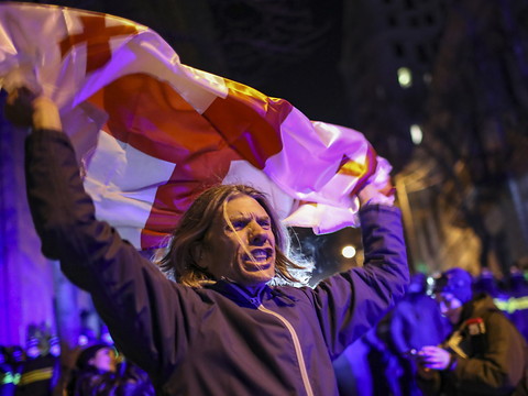 Géorgie: 7e nuit de manifestations pro-UE, des opposants arrêtés