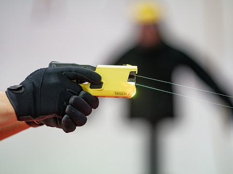 Le Parlement soutient les Tasers pour la police des transports