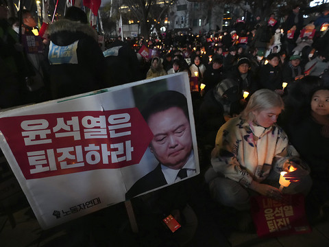 Lâché par son parti, le président Yoon proche de la chute