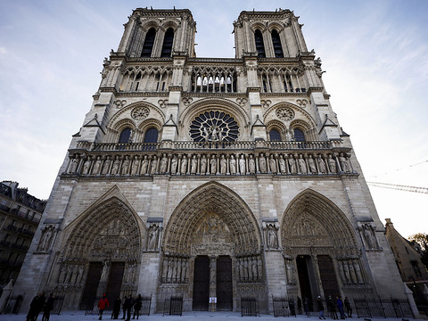 Notre-Dame rouvre devant un parterre de leaders et de personnalités
