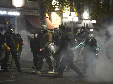Géorgie: des milliers de manifestants pro-UE devant le parlement
