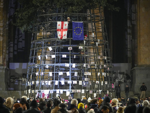 Des milliers de manifestants pro-UE devant le parlement géorgien