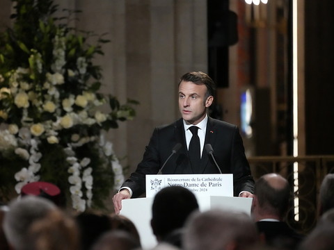Après une trêve Notre-Dame, Macron reprend les consultations